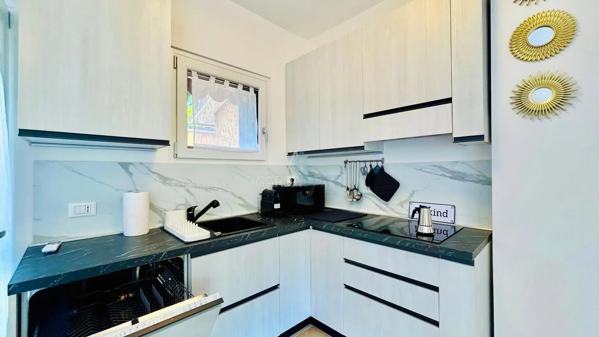 Scylla Apartment - 200 M Dal Lago Di Garda Con Piscina Σιρμιόνε 0*,  Ιταλία